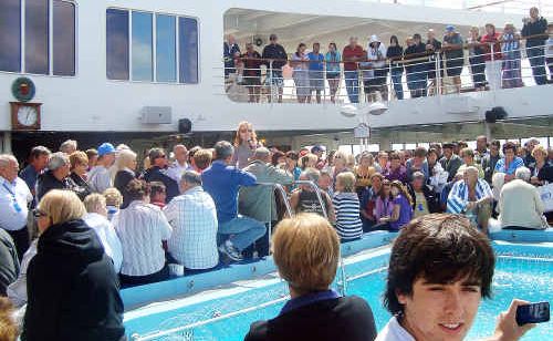 Passengers protest against the cruise’s constant problems Passengers protest against the cruise’s constant problems